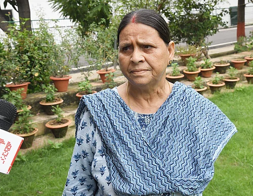 IMAGO / Hindustan Times : Rabri Devi speaking with media persons at her residence on September 16, 2023 in Patna, India.