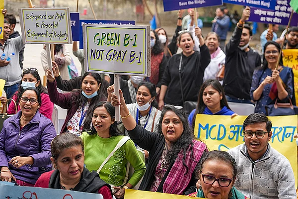 | Photo: PTI/Karma Bhutia : Residents of Sector B, Pocket 1, Vasant Kunj, raise slogans during a protest against the proposed construction of multi-storey buildings in the area, at Jantar Mantar, in New Delhi.