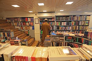 IMAGO : A man arranges books at his store in Srinagar, Kashmir, India, on August 12, 2025. The government of Jammu and Kashmir bans the sale, publication, and circulation of 25 books, alleging that the books propagate false narratives, glorify terrorism, and promote secessionism. The Jammu and Kashmir police conduct raids on several bookstores across the valley and confiscate the publications.