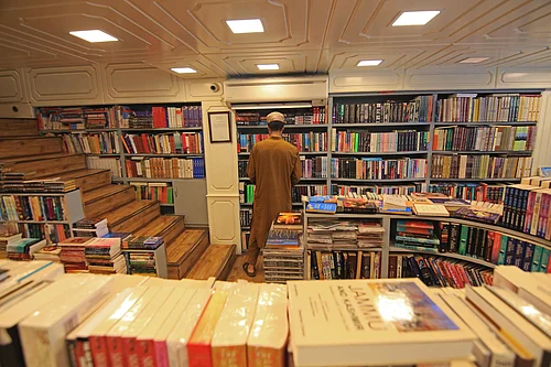 IMAGO : A man arranges books at his store in Srinagar, Kashmir, India, on August 12, 2025. The government of Jammu and Kashmir bans the sale, publication, and circulation of 25 books, alleging that the books propagate false narratives, glorify terrorism, and promote secessionism. The Jammu and Kashmir police conduct raids on several bookstores across the valley and confiscate the publications.
