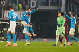 | Photo: AP/Gregorio Borgia : Napoli players celebrate at the end of the Serie A soccer match between Roma and Napoli in Rome.