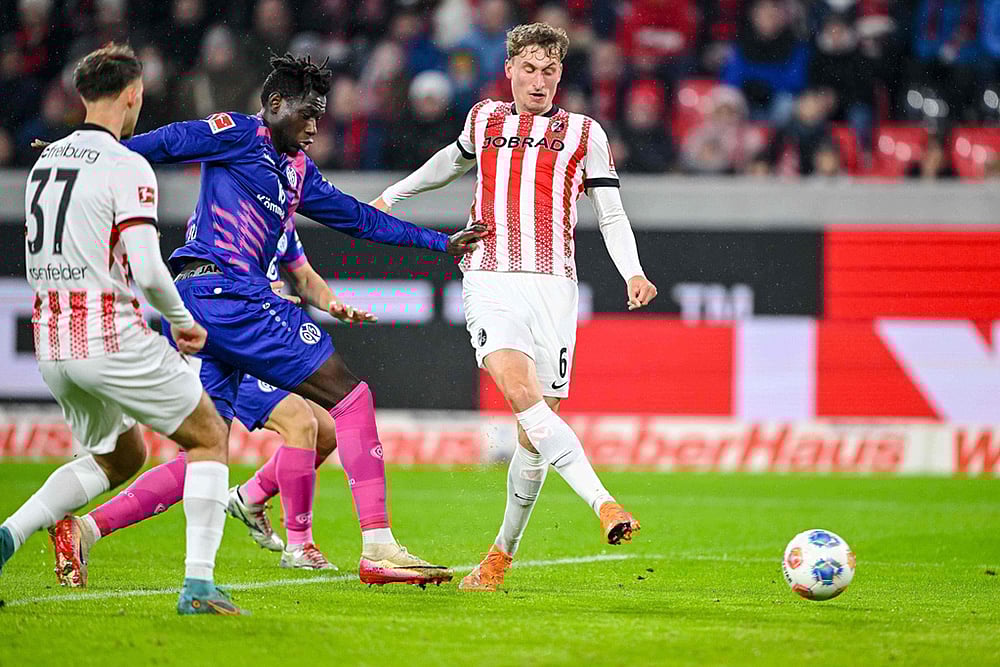 | Photo: Harry Langer/dpa via AP : Patrick Osterhage, right, of SC Freiburg scores their side's fourth goal of the game during a German Bundesliga soccer match between SC Freiburg and 1. FSV Mainz 05, in Freiburg im Breisgau, Germany.