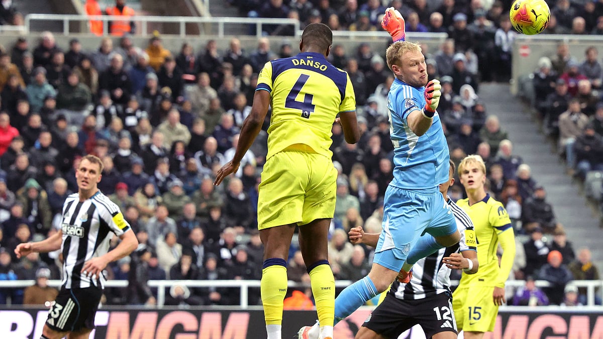 | Photo: AP/Steve Welsh : Newcastle United goalkeeper Aaron Ramsdale saves a shot from Tottenham Hotspur's Kevin Danso during their English Premier League match on December 2, 2025.