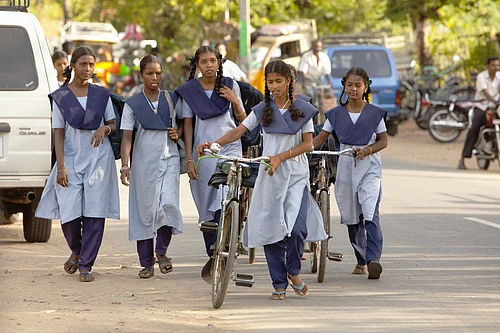IMAGO / Design Pics Editorial : Girls In Uniform Walking Down The Street Together; Sathyamangalam, Tamil Nadu, India.