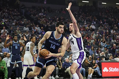 | Photo: AP/Sara Nevis : Memphis Grizzlies center Zach Edey (14) drives to the basket with Sacramento Kings center Drew Eubanks (19) defending during the first half of an NBA basketball game in Sacramento, California.