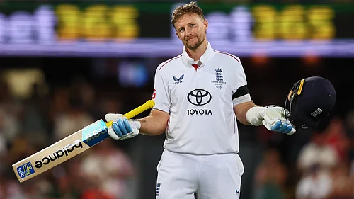 AP Photo/Tertius Pickard : Englands Joe Root celebrates his century during the second Ashes cricket test match between Australia and England in Brisbane, Thursday, Dec. 4, 2025.