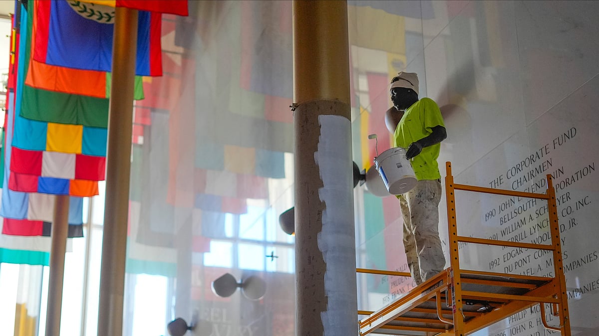 | Photo: AP/Pablo Martinez Monsivais : Odden Shaw paints over a gold colored column inside the Hall of Nations at the Kennedy Center for Performing Arts in Washington in preparation for upcoming FIFA World Cup 2026 Draw.