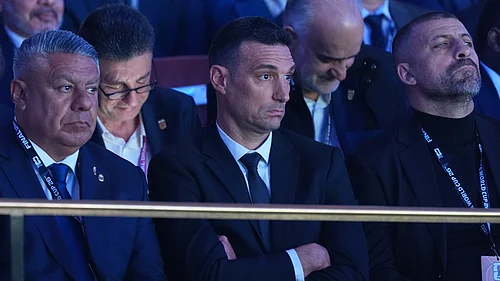 | Photo: AP/Jacquelyn Martin : Argentinas coach Lionel Scaloni and former international Walter Samuel sit in the crowd during the draw for the 2026 FIFA World Cup at the Kennedy Center in Washington on December 5, 2025.