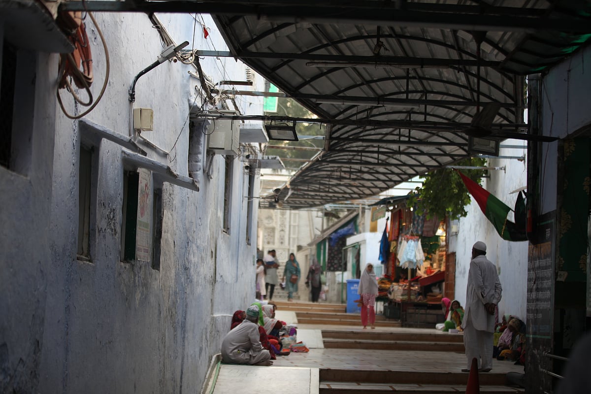 Kulsoom Faiz : Way to Dargah of Qutubuddin Bakhtiyar Kaki