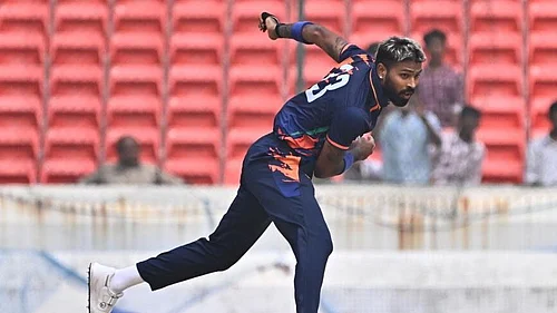 X : SMAT 2025: Hardik Pandya in action for Baroda.