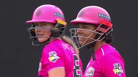WBBL : Ellyse Perry and Sophia Dunkley at the crease for the Sixers.