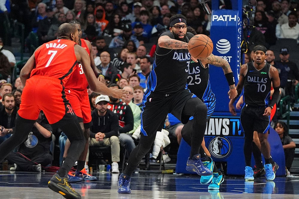 | Photo: AP/LM Otero : Dallas Mavericks forward Anthony Davis (3) comes up with a steal against Houston Rockets forward Kevin Durant (7) during the second half of an NBA basketball game in Dallas.