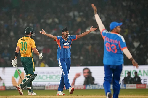 AP Photo/Rafiq Maqbool : Indias Arshdeep Singh, centre, appeals unsuccessfully for the wicket of South Africas Tristan Stubbs during the first T20 International cricket match between India and South Africa in Cuttack, India, Tuesday, Dec. 9, 2025.