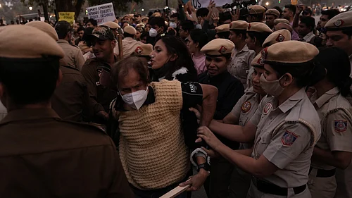 Tribhuvan Tiwari
: Arrest of protestors against air pollution in Delhi