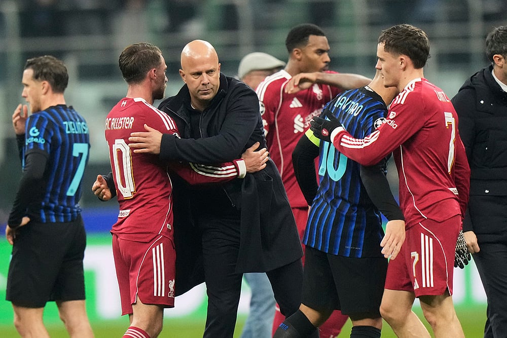 | Photo: AP/Luca Bruno : Liverpools manager Arne Slot hugs Liverpools Alexis Mac Allister at the end of a Champions League, league phase, soccer match between Inter Milan and Liverpool in Milan, Italy.