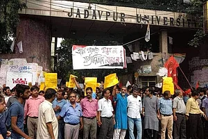 Photo: Animikh Chakrabarty : Students and teachers of Jadavpur university forms a human barrier against the upcoming mob of BJP supporters who promised to invade the campus after a ruckus with Babul supriyo