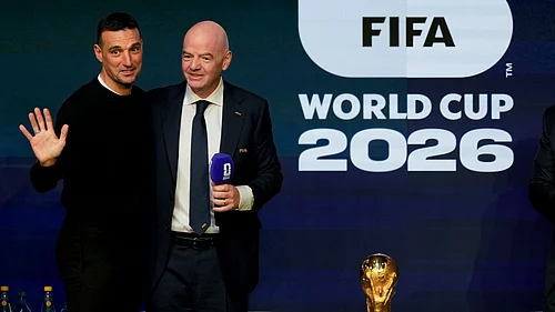 | Photo: AP/Chris Carlson : FIFA President Gianni Infantino greets Argentinas coach Lionel Scaloni during the match schedule reveal for the FIFA World Cup 2026 in Washington, Saturday, Dec. 6, 2025.