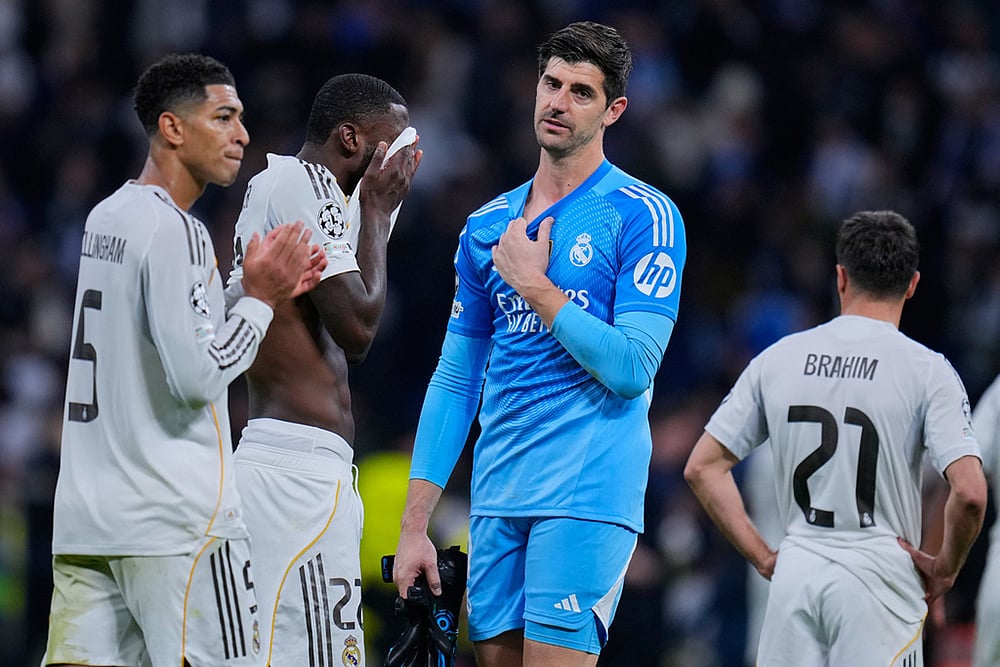 | Photo: AP/Manu Fernandez : Real Madrids players stand at the pitch at the end of a Champions League opening phase soccer match between Real Madrid and Manchester City, in Madrid, Spain.