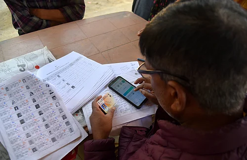 IMAGO/ZUMA Press Wire : A Booth Level Officer (BLO) Re-verifying the voter card during the Special Revision (SR) of the electoral roll