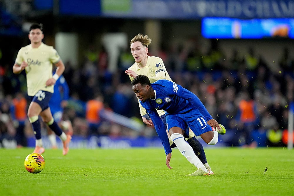 | Photo: Adam Davy/PA via AP : Evertons James Garner, back, and Chelseas Jamie Gittens battle for the ball during the English Premier League soccer match between Chelsea and Everton in London.