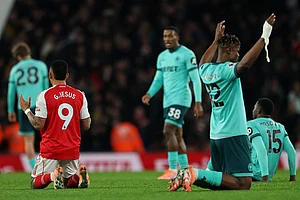 | Photo: AP/Richard Pelham : Arsenal's Gabriel Jesus, left, and Wolverhampton Wanderers' Emmanuel Agbadou pray at the end of the English Premier League soccer match between Arsenal and Wolves in London.
