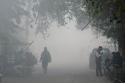 | Photo: AP/Shahbaz Khan : People have tea at a roadside stall during a cold and smoggy winter morning, in New Delhi. Delhi battled toxic fumes on Sunday as the air quality slipped into the severe category with a reading of 459, according to the Central Pollution Control Board.