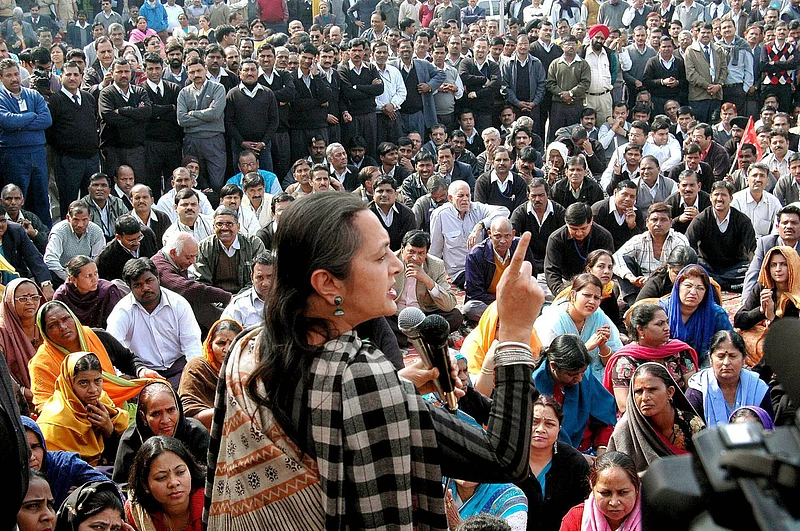 IMAGO / ZUMA Press Wire : CPM Politburo member and Indian lawmaker BRINDA KARAT addresses striking airport workers at the Indira Gandhi International Airport in New Delhi