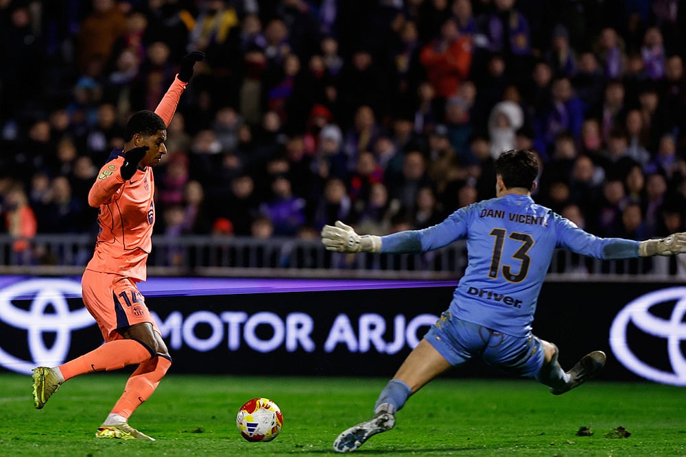 | Photo: AP/Rudy Garcia : Barcelonas Marcus Rashford, left, fights for the ball with Guadalajaras Dani Vicente during the Copa del Rey soccer match between Guadalajara and Barcelona in Guadalajara, Spain.
