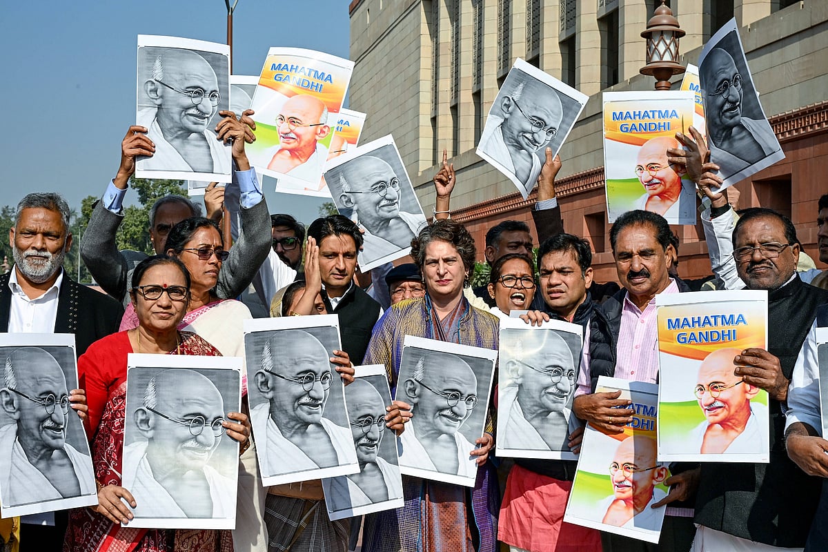 IMAGO / ANI News : Opposition MPs protest over the MGNREGA being replaced by the VB-G RAM-G bill at the Parliament premises. 