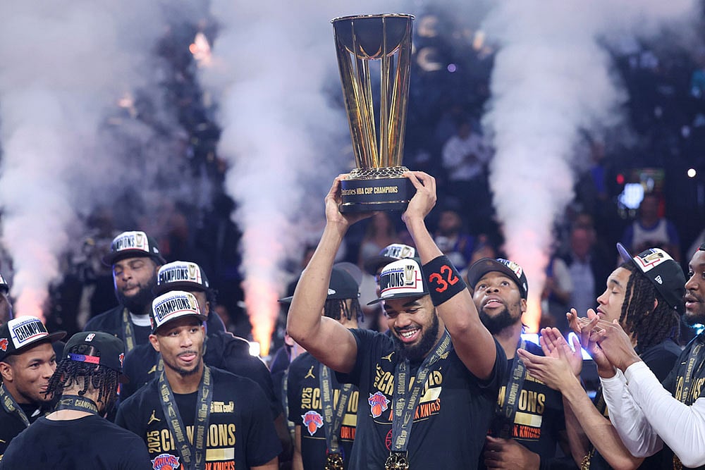 | Photo: AP/Ian Maule : New York Knicks center Karl-Anthony Towns (32) celebrates with teammates after his teams victory against the San Antonio Spurs in the NBA Cup championship basketball game in Las Vegas.