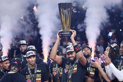 | Photo: AP/Ian Maule : New York Knicks center Karl-Anthony Towns (32) celebrates with teammates after his teams victory against the San Antonio Spurs in the NBA Cup championship basketball game in Las Vegas.