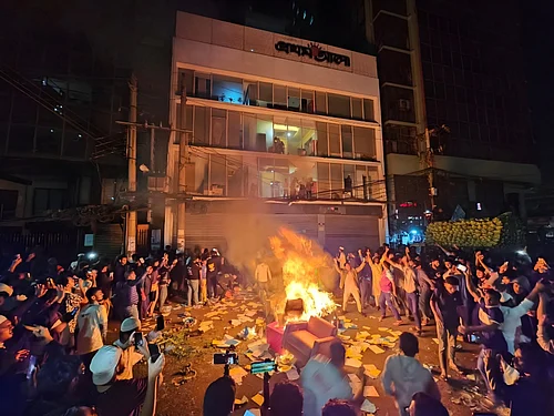 X.com :
The Indian mission has not reported any injuries to its staff. India and Bangladesh share close diplomatic ties, and officials from both sides are said to be in communication following the incident.