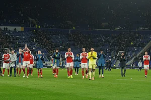 | Photo: AP/Ian Hodgson : Arsenal players greet fans after the English Premier League soccer match between Everton and Arsenal in Liverpool, England.