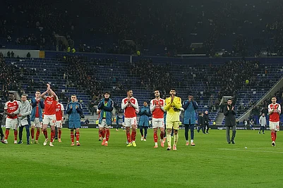| Photo: AP/Ian Hodgson : Arsenal players greet fans after the English Premier League soccer match between Everton and Arsenal in Liverpool, England.