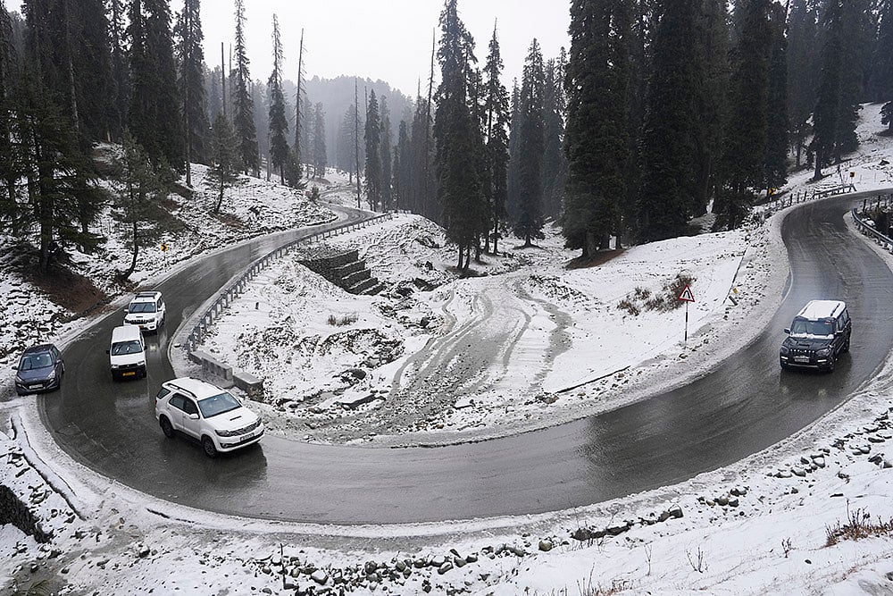 | Photo: PTI/S Irfan : Snowfall Alert in Jammu & Kashmir