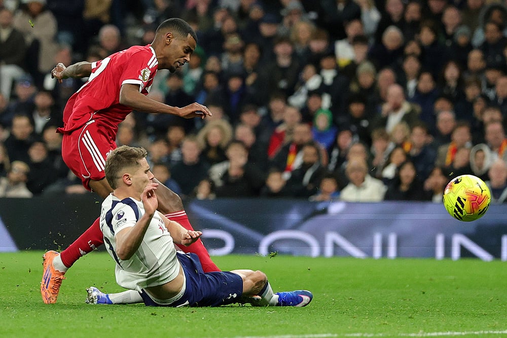 | Photo: AP/Ian Walton : Liverpools Alexander Isak, top, scores the opening goal during the English Premier League soccer match between Tottenham and Liverpool in London.