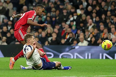 | Photo: AP/Ian Walton : Liverpools Alexander Isak, top, scores the opening goal during the English Premier League soccer match between Tottenham and Liverpool in London.