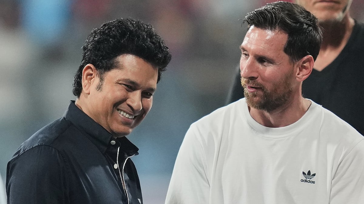 | Photo: AP/Rafiq Maqbool : Argentina's Lionel Messi, right, and former Indian cricketer Sachin Tendulkar pose for picture during his India tour in Mumbai, India, Sunday, Dec. 14, 2025. 
