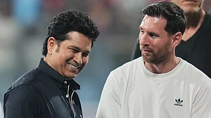 | Photo: AP/Rafiq Maqbool : Argentina's Lionel Messi, right, and former Indian cricketer Sachin Tendulkar pose for picture during his India tour in Mumbai, India, Sunday, Dec. 14, 2025.