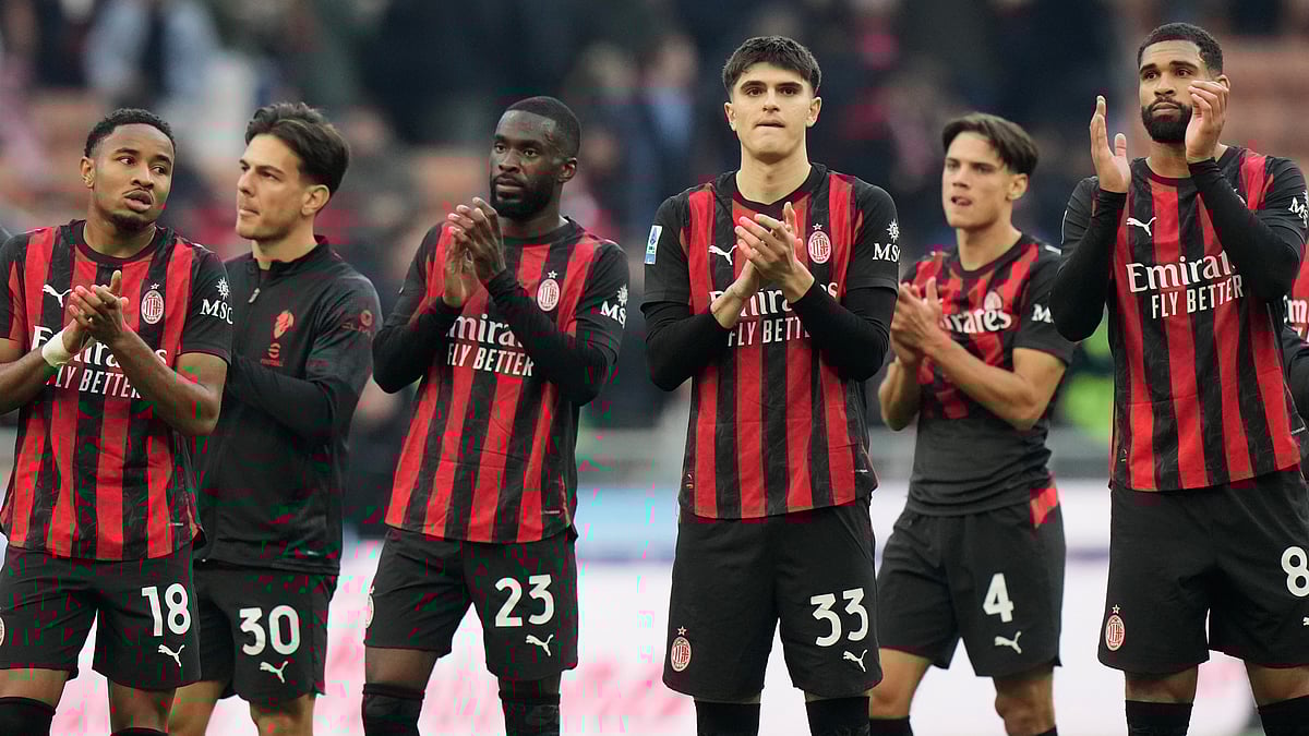 | Photo: AP/Luca Bruno : AC Milan players greet fans at the end of the Serie A soccer match between AC Milan and Sassuolo, in Milan, Italy, Sunday, Dec. 14, 2025. 