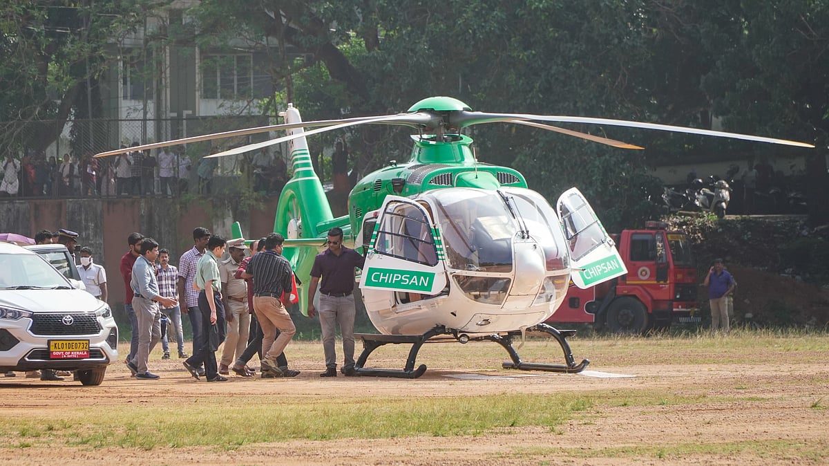 Special Arrangement : Doctors rush the harvested heart to an air ambulance at Thiruvananthapuram en route to Kochi,