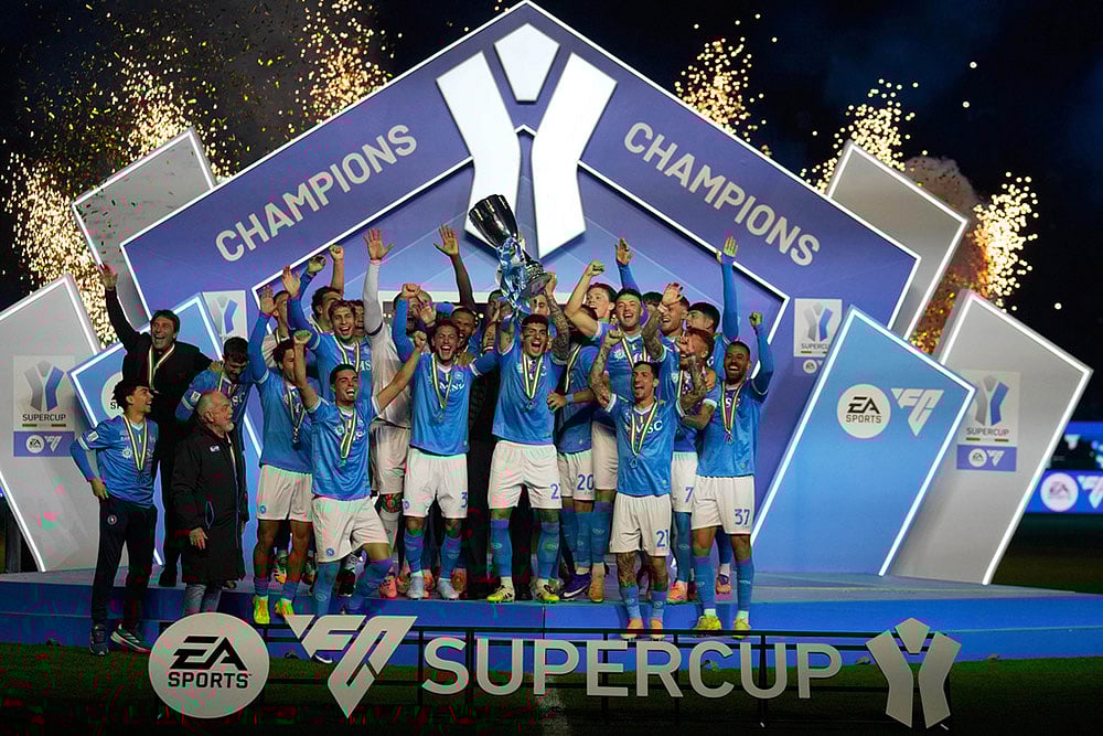| Photo: AP/Altaf Qadri : Napoli's players celebrate with the trophy at the end of the Italian Super Cup final soccer match between Napoli and Bologna in Riyadh, Saudi Arabia.