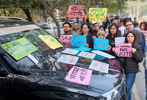 Photo by Yogendra Kumar (Gurugram) : Members of Aravalli Bachao Sanstha stage a demonstration as part of the Save Aravalli movement, near the residence of Haryana minister Rao Narbir Singh, in Gurugram, Saturday, Dec. 20, 2025