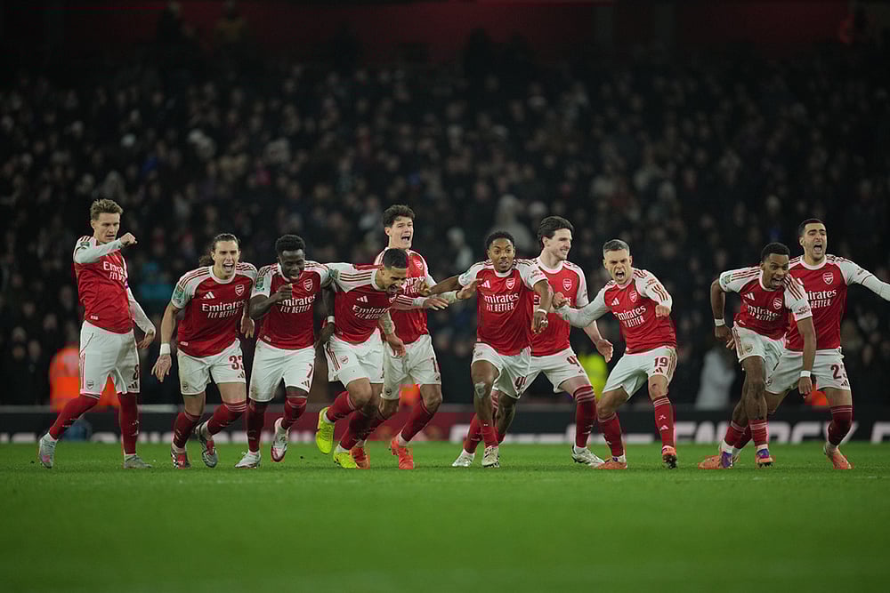 | Photo: AP/Kin Cheung : Arsenal players celebrate after winning in a penalty shootout the English Football League Cup quarter-final soccer match between Arsenal and Crystal Palace in London.