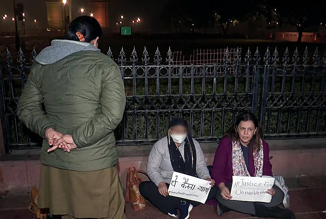 IMAGO / ANI News :  Unnao rape case victim and women activist Yogita Bhayana hold a protest against the Delhi High Court s order suspending the sentence of 2017 Unnao rape case accused, Kuldeep Singh Sengar, at India Gate in New Delhi on Tuesday.