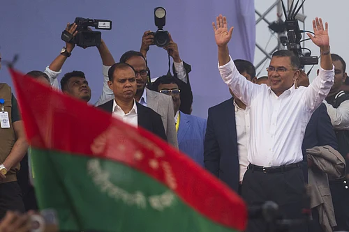 IMAGO / Anadolu Agency : Tarique Rahman, son of former Prime Minister Khaleda Zia and a senior leader of the Bangladesh Nationalist Party (BNP), waves to supporters upon his arrival in Dhaka, Bangladesh on December 25, 2025. Rahman, widely seen as the party’s political heir and an aspiring prime minister, returned to Bangladesh after 17 years in self-imposed exile.
