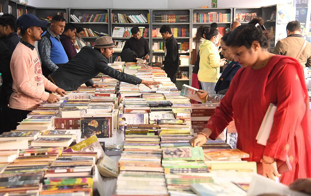 IMAGO / Hindustan Times​ : Book lovers at a fair picking their next reads