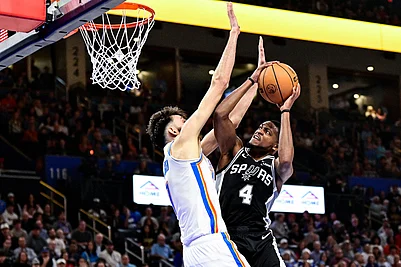 | Photo: AP/Gerald Leong : San Antonio Spurs guard DeAaron Fox (4) shoots against Oklahoma City Thunder Chet Holmgren (7) during the first half of an NBA basketball game in Oklahoma City.