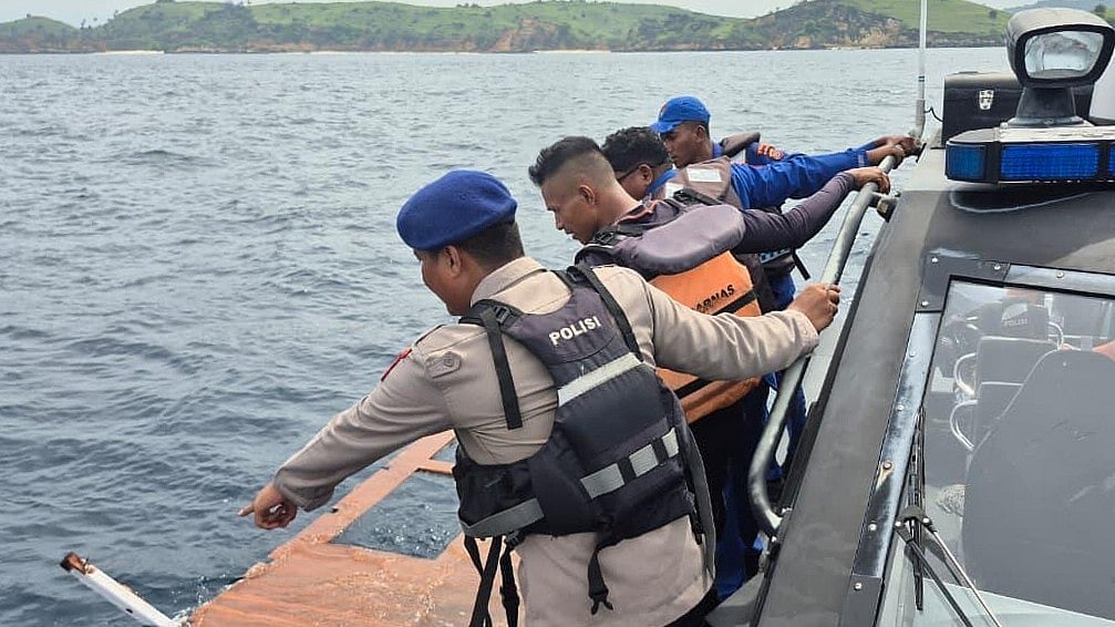 BASARNAS via AP :  this photo released by the Indonesian National Search and Rescue Agency (BASARNAS) on Saturday, Dec. 27, 2025, rescuers examine a debris believed to be from a tour boat that sank, near Padar Island within Komodo National Park, Indonesia