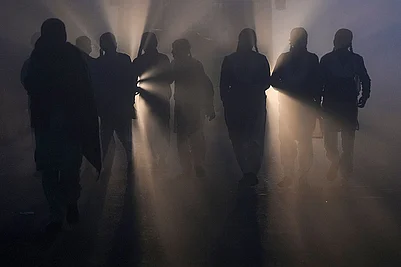 | Photo: PTI/Ravi Choudhary : Students walk along a road on their way to school amid dense fog on a winter morning, in New Delhi.